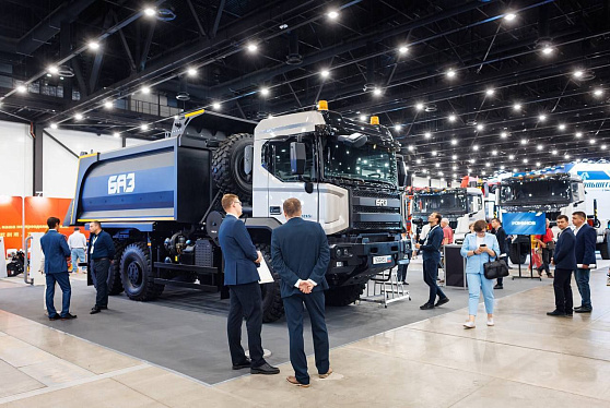 На форуме-выставке «Российский промышленник-2025» представили новый седельный тягач повышенной проходимости